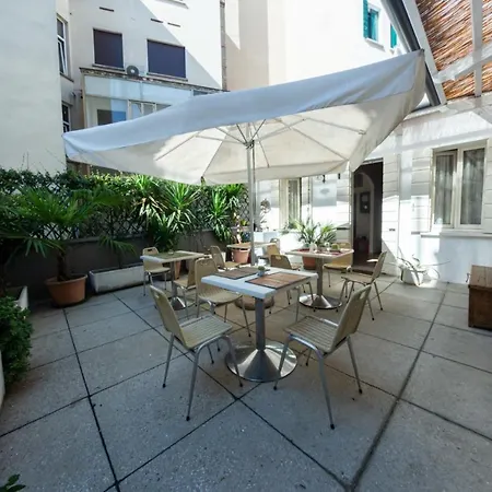 Madam Отель типа 