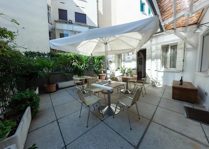 Madam Nocleg ze śniadaniem 3*